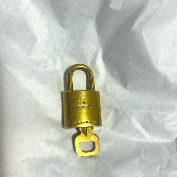 Louis Vuitton lock and key #307 🚨Host Pick🚨 - Picture 2 of 5